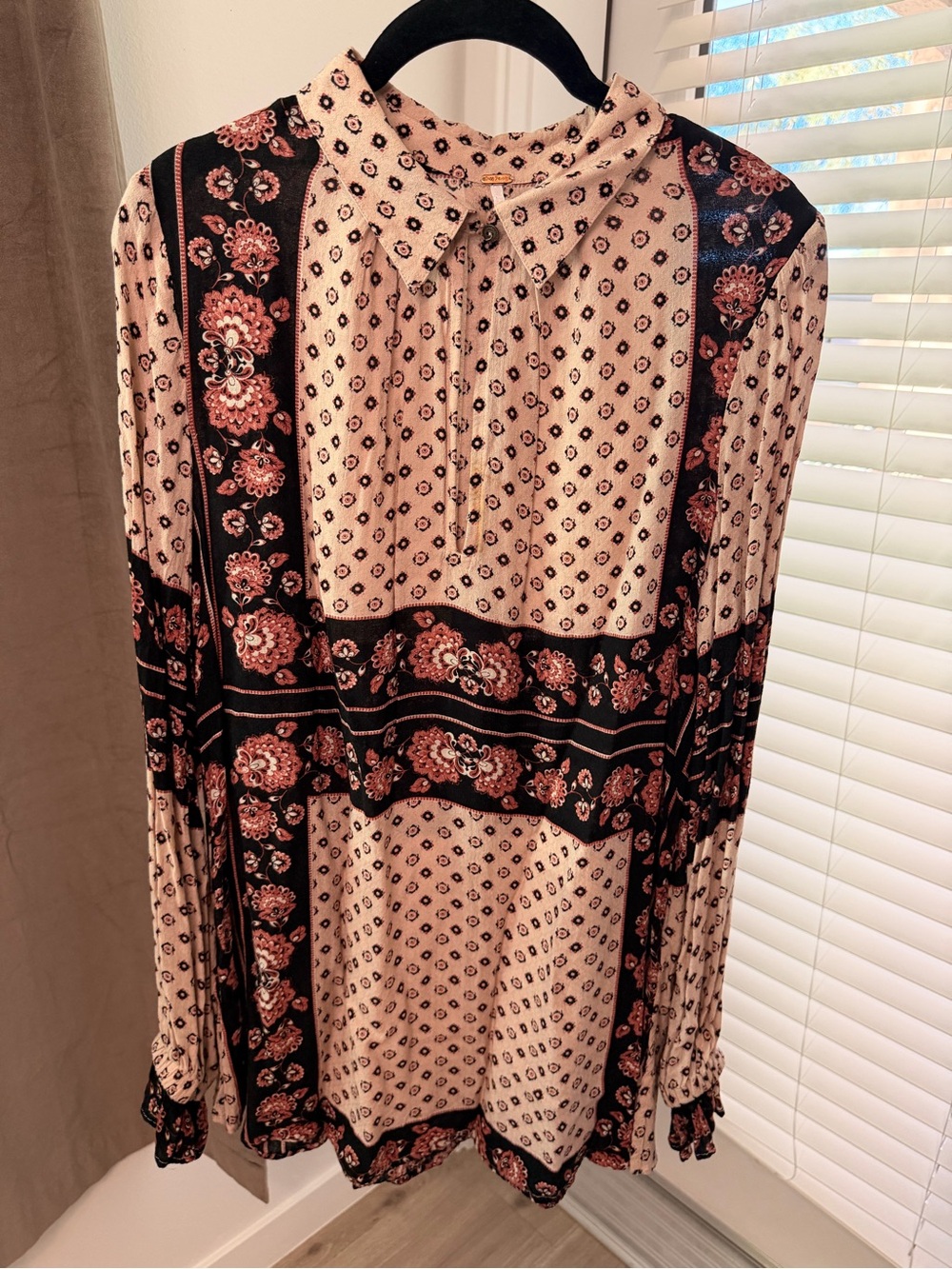 Free People Printed Boho Top M Blush Floral Bell Sleeve - Picture 3 of 6
